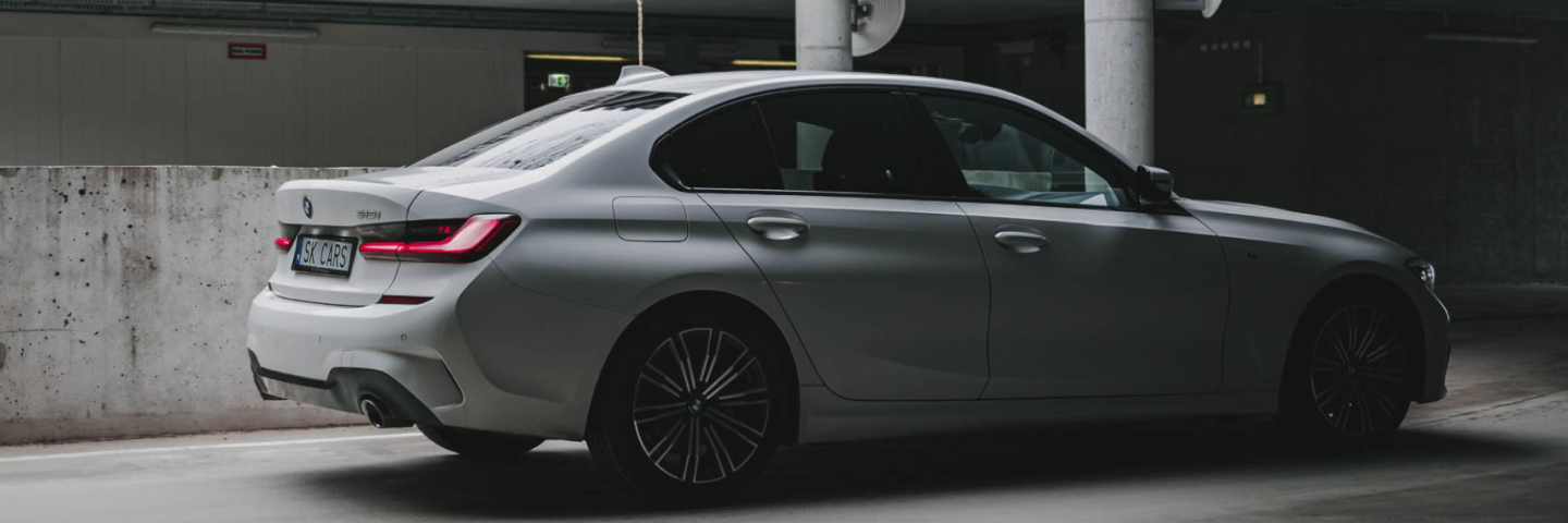 BMW Series 3 - Wynajem pięciomiejscowego sedana klasy premium w Warszawie - SK CARS
